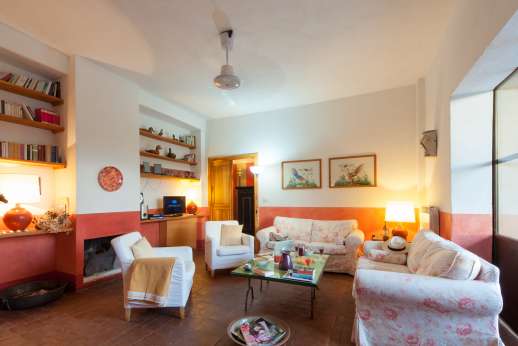 La Magione - Sitting room, wireless internet is available.