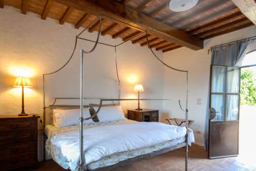 La Magione - Double bedroom glass doors lead to the garden, with private bathroom.