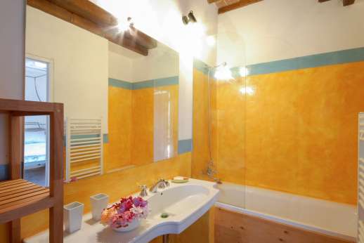 La Magione - One of the en suite bathrooms.