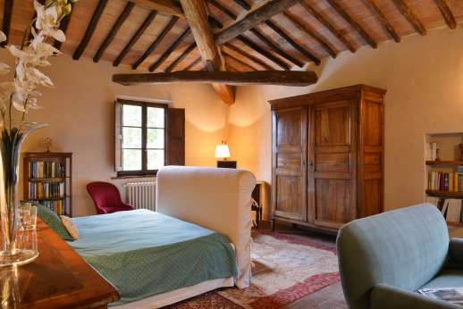 La Piana - Beautifully furnished double bedroom with high beamed ceilings and terracotta floors.
