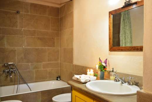 La Piana - En suite bathroom with bath.
