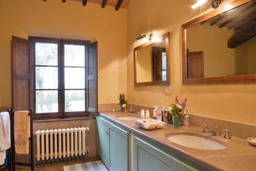 La Piana - Spacious bathroom with two sinks.