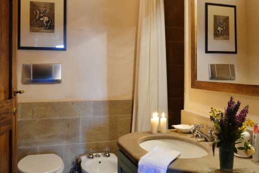 La Piana - Bathroom and shower.