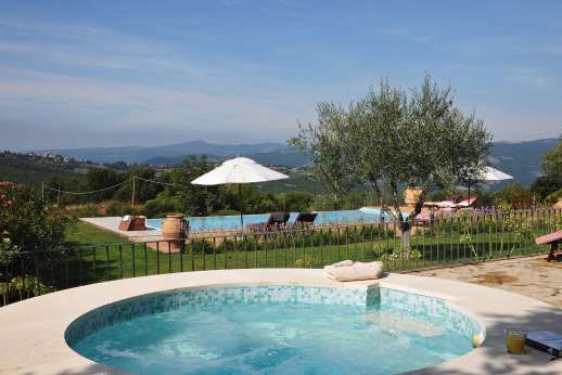 La Pianstella - A solar heated hot tub sits next to the house enjoying the same beautiful views as the pool.