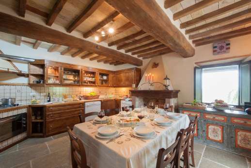La Pianstella - Well-equipped kitchen with a dining table and a sofa