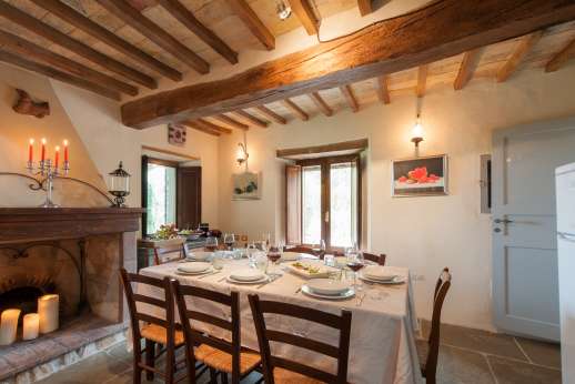 La Pianstella - Another view of the kitchen and dining table.