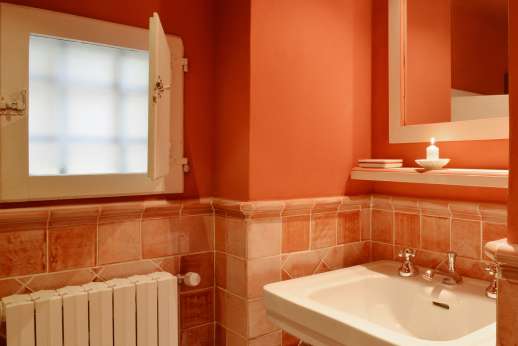 La Villa Di Petroio - The bathroom servicing the twin bedroom.