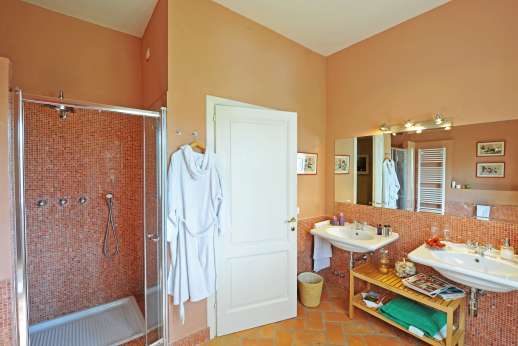 La Villa Di Petroio - Bathroom in the east wing.
