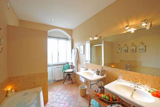 La Villa Di Petroio - The en suite bathroom of the four poster double bedroom in the east wing.
