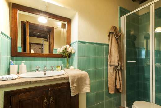 Le Gorgacce - En suite bathroom with shower.