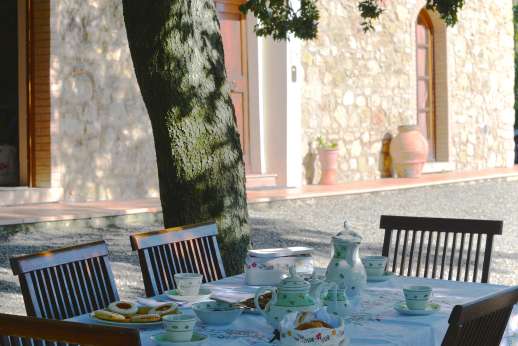 Montaspro - Dine al fresco surrounded by the peaceful Tuscan countryside!