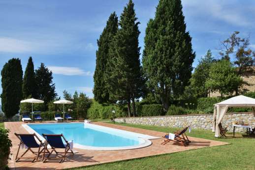 Montaspro - The pool terrace is entirely fenced and set below the house on a terracotta terrace