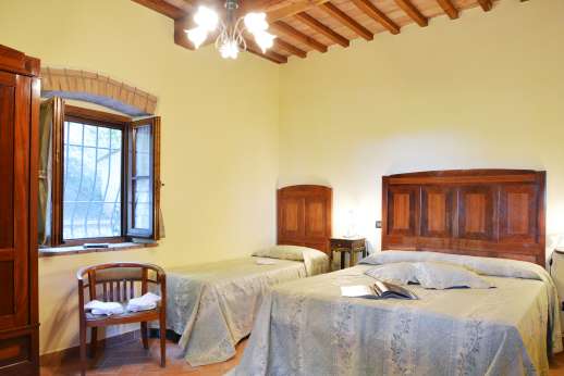Montaspro - The second double bedroom with high beamed ceilings.