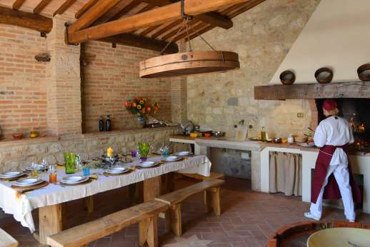 Podere Casalfava - Summer kitchen with barbeque, sink and dining table