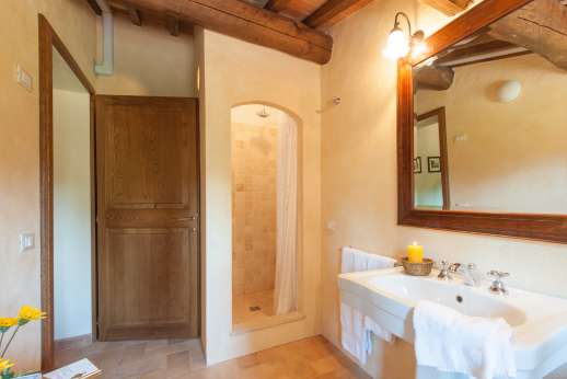 Podere Casalfava - En suite bathroom.