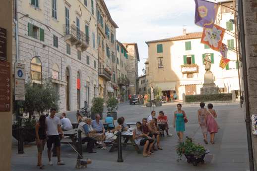 Podere Casalfava - Shops and cafes in the town