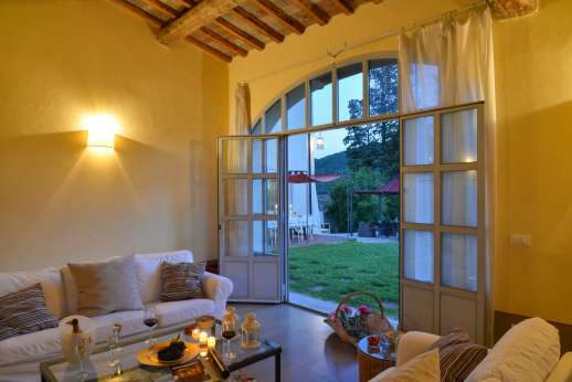 Podere Castelluccio - Sitting room leading outside with outside dining in the background