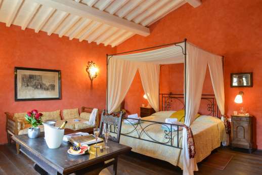 Podere Castelluccio - Air-conditioned double bedroom with en suite bathroom with shower.