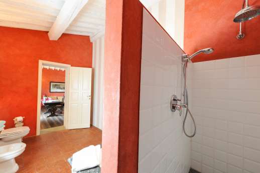 Podere Castelluccio - Another view of the en suite bathroom