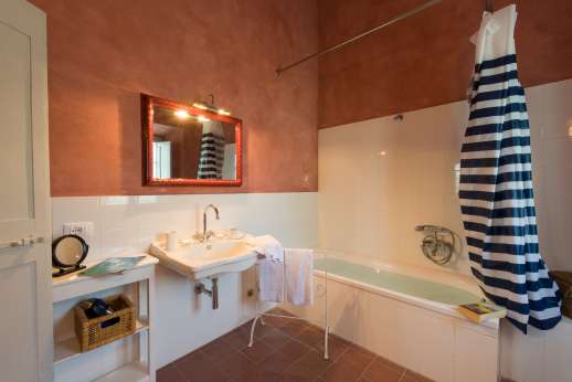 Podere Castelluccio - An en suite bathroom with bath.