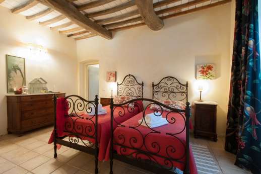Podere Castelluccio - Ground floor twin bedroom with en suite bathroom with shower.