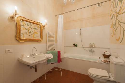 Podere Castelluccio - Another view of the first floor en suite bathroom with bath.