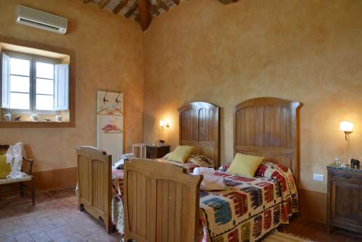 Podere Castelluccio - Opposite view of the twin bedroom.