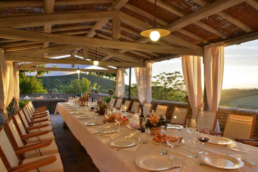 Podere Celli - Dine al fresco, enjoy a Tuscan home cooked meal prepared for you.