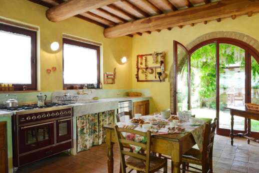 Podere Celli - The very well equipped kitchen of the guest house.