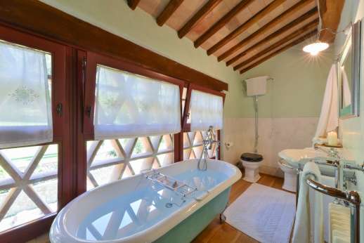 Podere Celli - Guest house bathroom.