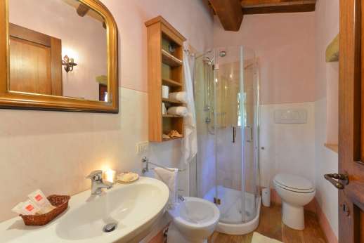 Podere Celli - Ensuite bathroom with bath.