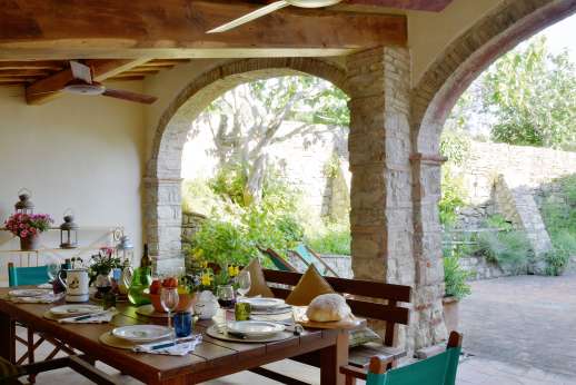 Podere Guicciardini - Large loggia in the courtyard can access the kitchen by a few steps.