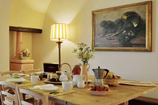 Podere Guicciardini - Breakfast room next to the kitchen leading outside.