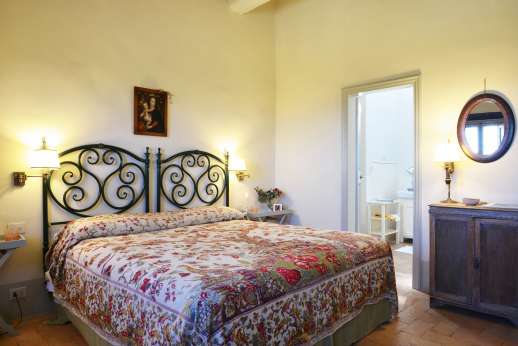 Podere Guicciardini - Ground floor double bedroom with en suite bathroom.
