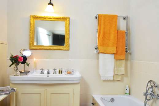 Podere Guicciardini - En suite bathroom with bath.