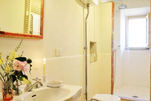 Podere Guicciardini - En suite bathroom with shower.