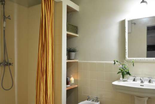 Podere Guicciardini - Shared bathroom with shower.