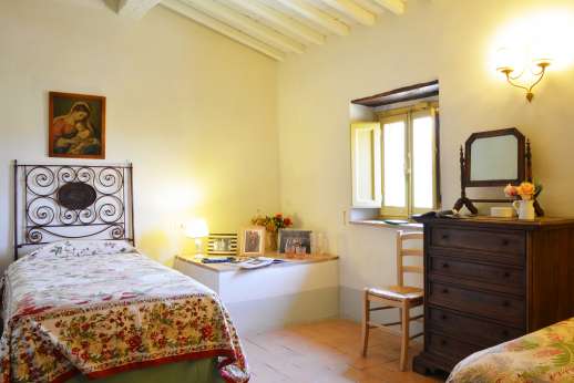 Podere Guicciardini - Air conditioned twin bedroom with shared bathroom.