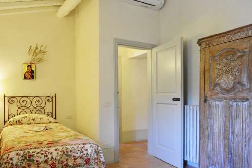 Podere Guicciardini - Second view of the twin bedroom.