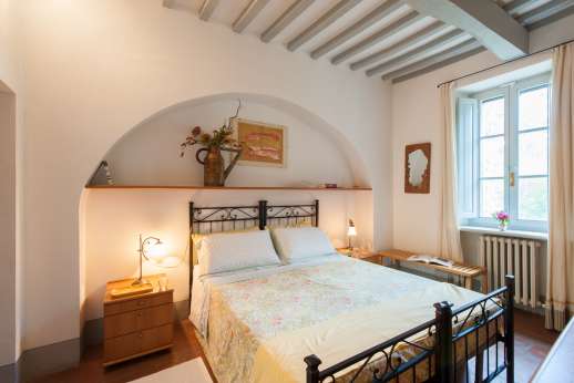 Poggio Alto - Main house ground floor bedroom, with an ensuite bathroom with bath.