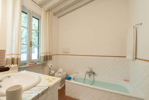 Poggio Alto - An en suite bathroom.