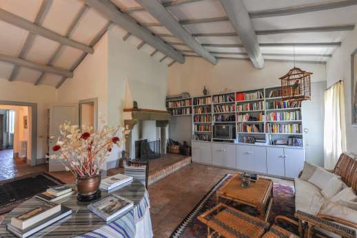 Poggio Alto - First floor sitting room with TV with Sky channels.