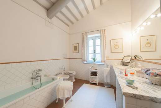 Poggio Alto - Spacious bathrooms.