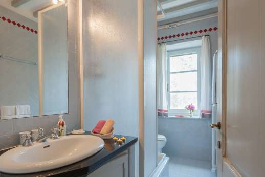 Poggio Alto - En suite bathroom.