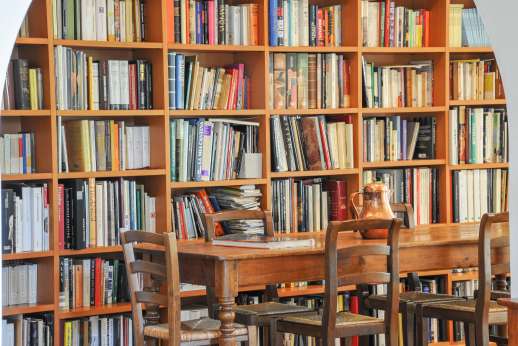 Poggio Alto - The well stocked library speaks of the owners love of books.