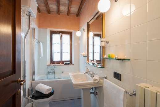 Rosso Fiorentino - First floor bathroom with shower