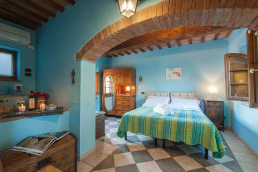 Rosso Fiorentino - Second floor air conditioned bedroom with shared bathroom