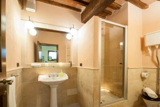 Rosso Fiorentino - Bathroom with shower