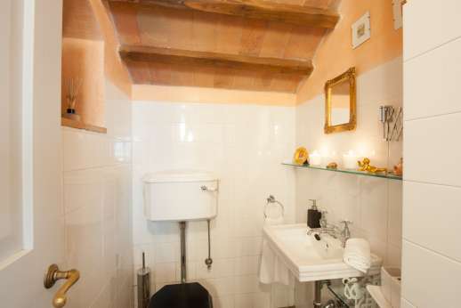 Rosso Fiorentino - Bathroom