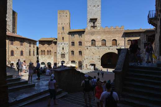 San Leolino - streets and coffee shop in San Gimignano
